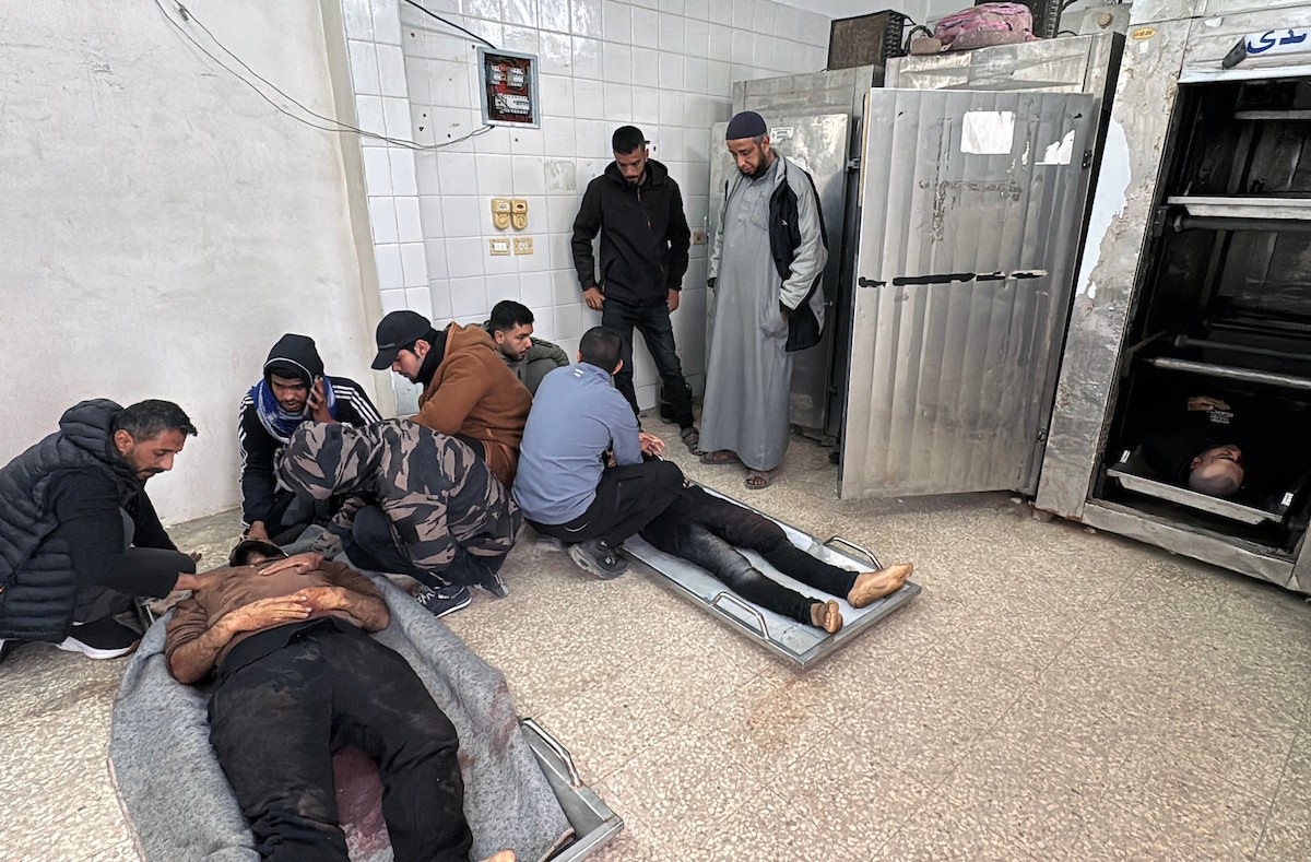 في السابع من أبريل/نيسان 2026، أقارب الضحايا يلقون نظرة أخيرة على جثامين فلسطينيين سقطوا في غارة جوية إسرائيلية شرق مخيم المغازي للاجئين، داخل مستشفى شهداء الأقصى في دير البلح بوسط قطاع غزة.  (صورة: أحمد إبراهيم)