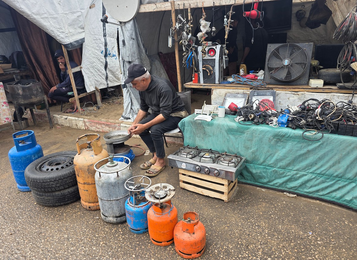 يبيع فلسطينيون موادًا مُستصلحة من أنقاض منازلهم المدمرة، بما في ذلك المعادن والخشب والأبواب ومستلزمات النظافة، في سوق للخردة بمنطقة المواصي في خان يونس جنوب قطاع غزة، في 27 أبريل/نيسان 2026 (صورة: طارق محمد)