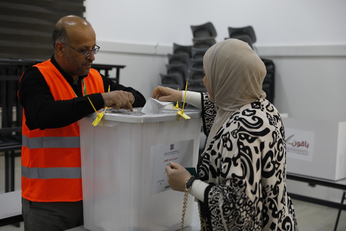 الناخبون الفلسطينيون يدلون بأصواتهم في مراكز الاقتراع خلال انتخابات المجالس البلدية في الخليل، الضفة الغربية، في 25 أبريل/نيسان 2026. (صورة: مأمون وزواز)