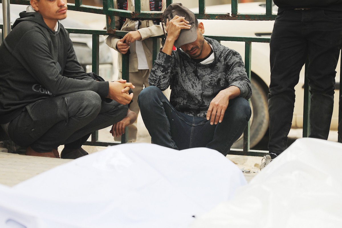 فلسطينيون ينوحون على جثامين مدنيين سقطوا في غارة إسرائيلية شمال قطاع غزة، خلال جنازة أقيمت في مستشفى الشفاء بمدينة غزة، في 26 أبريل/نيسان 2026. صورة: بلال أسامة