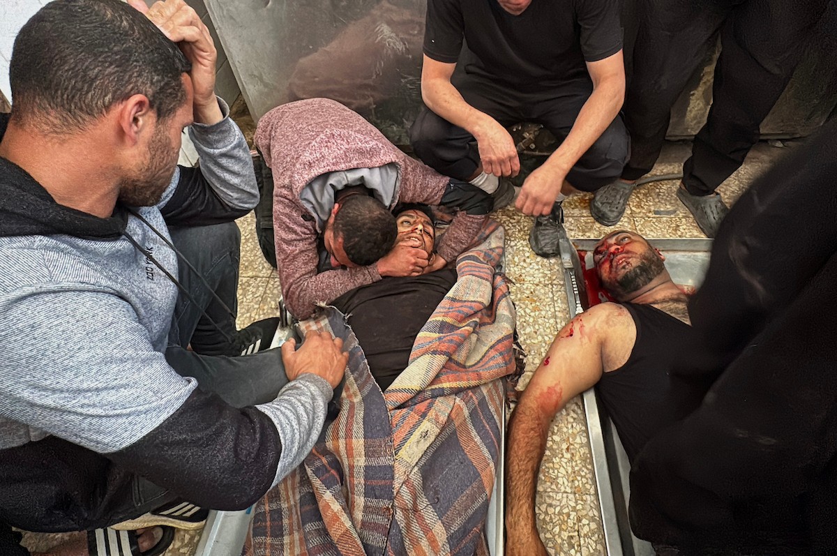 وصل عدد من الجثث وعشرات الجرحى، بينهم أطفال، إلى مستشفى شهداء الأقصى في دير البلح، نتيجة القصف الإسرائيلي وإطلاق النار من قبل جماعات مسلحة متعاونة مع الجيش الإسرائيلي، شرق مخيم المغازي في وسط قطاع غزة، في 6 أبريل/نيسان 2026. (صورة: أحمد إبراهيم)