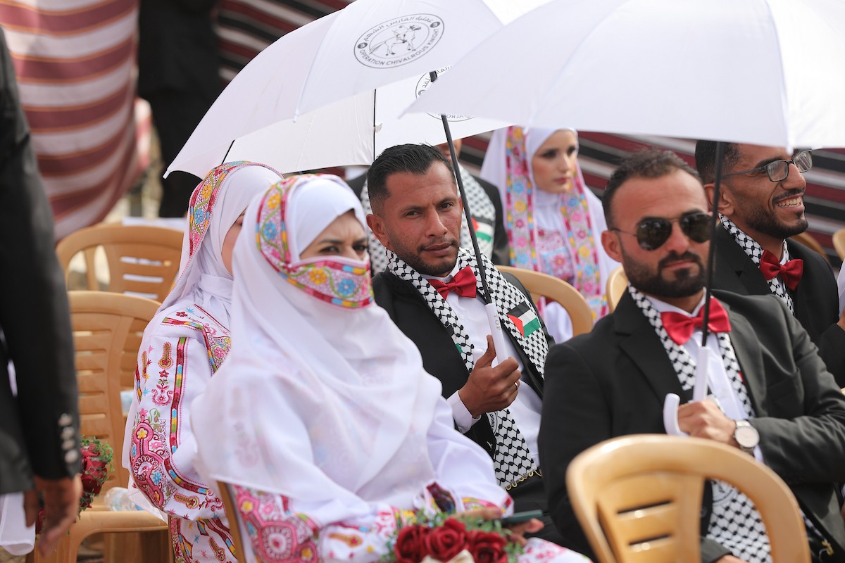 حفل زفاف جماعي لنحو 300 عروس وعريس، تحت عنوان فستان الفرح 2، نظمته مؤسسة الفارس الشم في دير البلح، وسط قطاع غزة، في 24 أبريل/نيسان 2026، (صورة: معز صالحي)