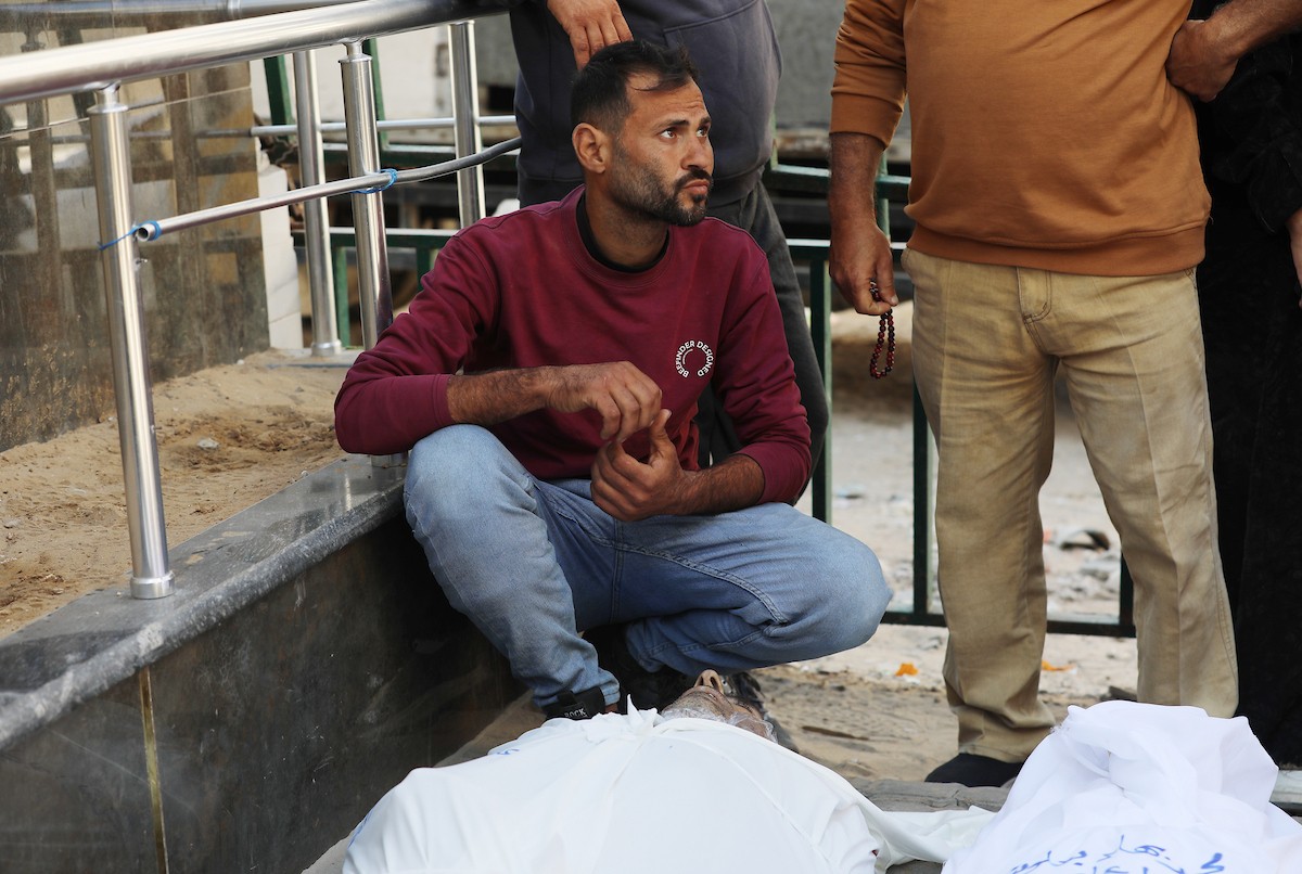 ودّع فلسطينيون جثامين 5 مواطنين بينهم 3 أطفال في مستشفى الشفاء بمدينة غزة، وكانوا قد سقطوا ليلة أمس في غارة إسرائيلية بمنطقة بيت لاهيا شمال قطاع غزة. 23 أبريل/نيسان 2026. صورة: بلال أسامة