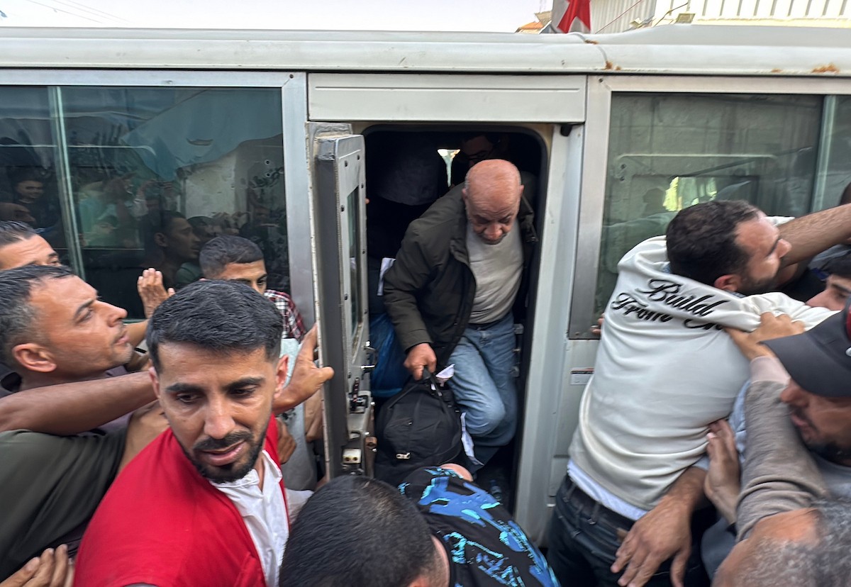 نُقل 24 أسيرًا فلسطينيًا أفرجت عنهم القوات الإسرائيلية إلى مستشفى شهداء الأقصى في دير البلح، وسط قطاع غزة، من قبل اللجنة الدولية للصليب الأحمر في 19 أبريل/نيسان 2026. (صورة: أحمد إبراهيم)