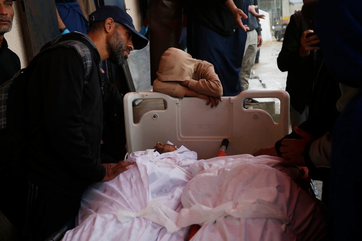 في السابع من أبريل/نيسان 2026، أقارب الضحايا يلقون نظرة أخيرة على جثامين فلسطينيين سقطوا في غارة جوية إسرائيلية شرق مخيم المغازي للاجئين، داخل مستشفى شهداء الأقصى في دير البلح بوسط قطاع غزة.  (صورة: أحمد إبراهيم)