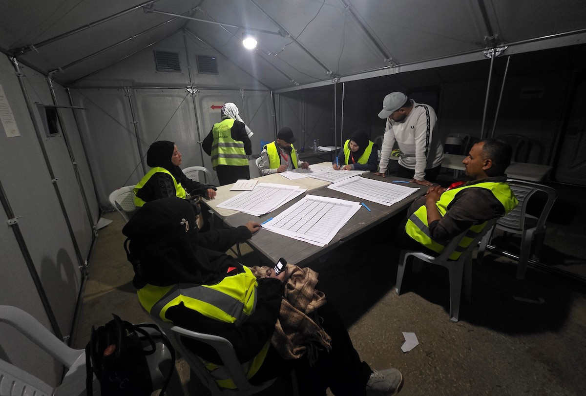 لجنة الانتخابات تُجري فرز قوائم المرشحين في الانتخابات المحلية الأولى في دير البلح وسط قطاع غزة منذ أكثر من عقدين، والأولى في الضفة الغربية منذ بدء حرب السابع من أكتوبر/ تشرين الأول 2023، 25 أبريل/نيسان 2026. (صورة: طارق محمد)