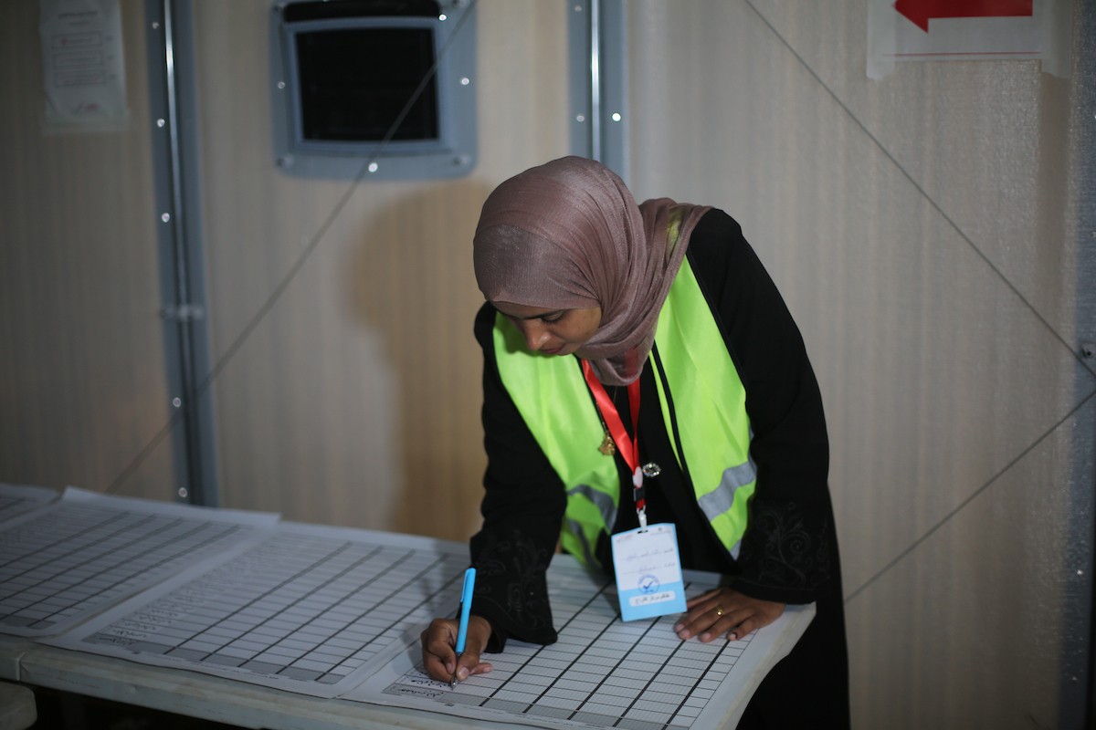 فرز أصوات الناخبين داخل مركز اقتراع في دير البلح، في 25 أبريل/نيسان 2026. وقد جرت الانتخابات البلدية اليوم في الضفة الغربية ووسط قطاع غزة، في أول انتخابات منذ بدء حرب غزة. (صورة: هادي داود)