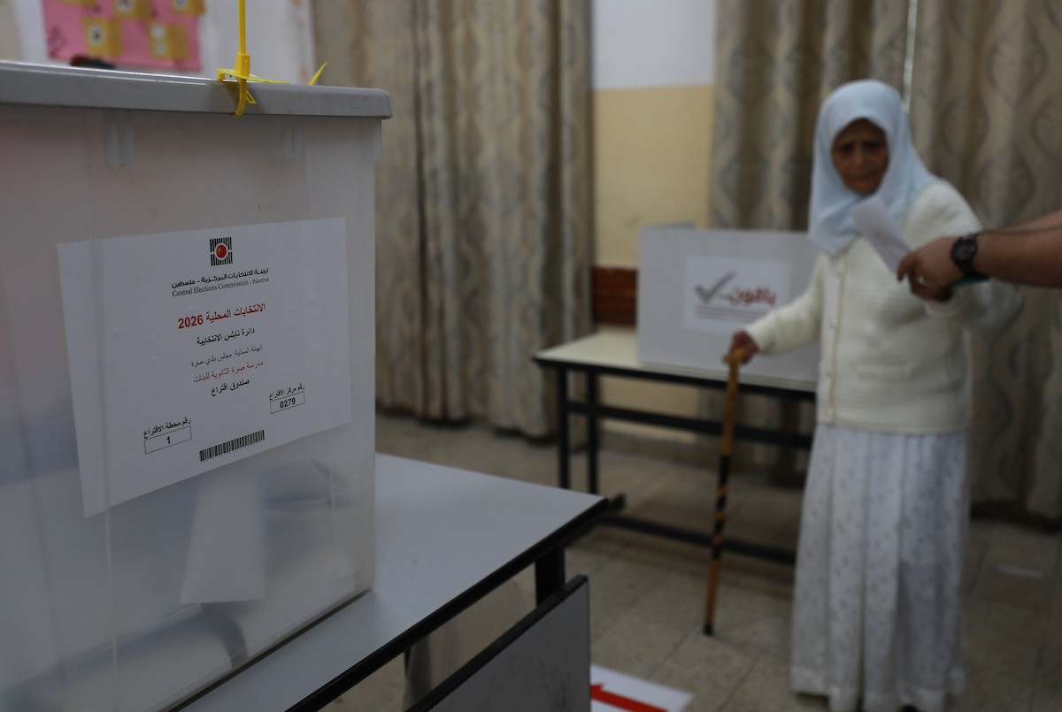 الفلسطينيون يدلون بأصواتهم خلال الانتخابات البلدية لعام 2026 في قرية السرة، غرب نابلس في الضفة الغربية، في 25 أبريل/نيسان 2026. (صورة: أيمن أمين)