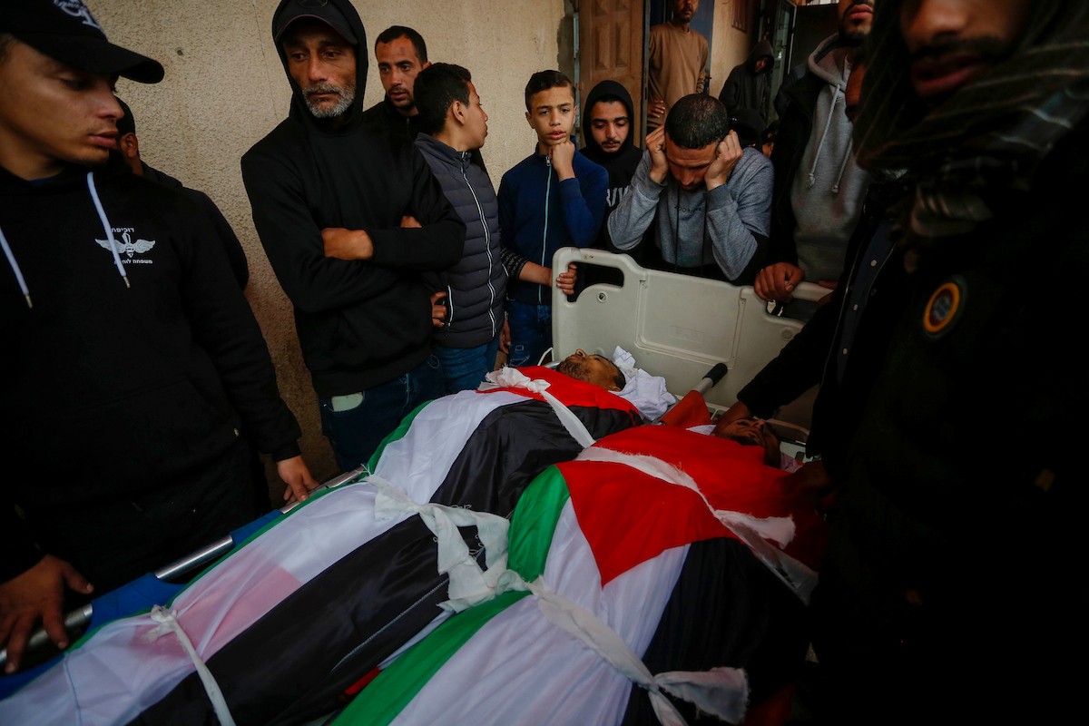 في السابع من أبريل/نيسان 2026، أقارب الضحايا يلقون نظرة أخيرة على جثامين فلسطينيين سقطوا في غارة جوية إسرائيلية شرق مخيم المغازي للاجئين، داخل مستشفى شهداء الأقصى في دير البلح بوسط قطاع غزة.  (صورة: أحمد إبراهيم)