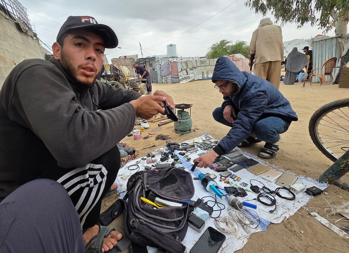 يبيع فلسطينيون موادًا مُستصلحة من أنقاض منازلهم المدمرة، بما في ذلك المعادن والخشب والأبواب ومستلزمات النظافة، في سوق للخردة بمنطقة المواصي في خان يونس جنوب قطاع غزة، في 27 أبريل/نيسان 2026 (صورة: طارق محمد)