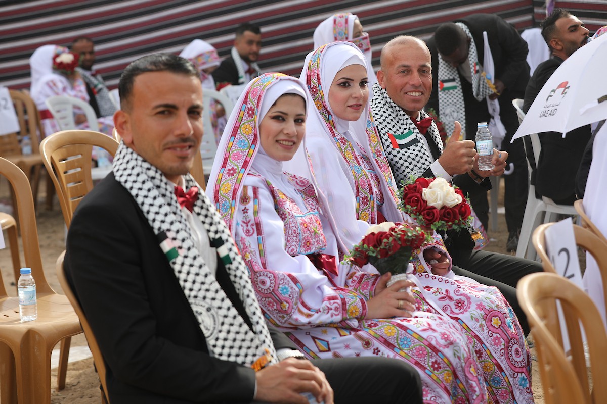 حفل زفاف جماعي لنحو 300 عروس وعريس، تحت عنوان فستان الفرح 2، نظمته مؤسسة الفارس الشم في دير البلح، وسط قطاع غزة، في 24 أبريل/نيسان 2026، (صورة: معز صالحي)