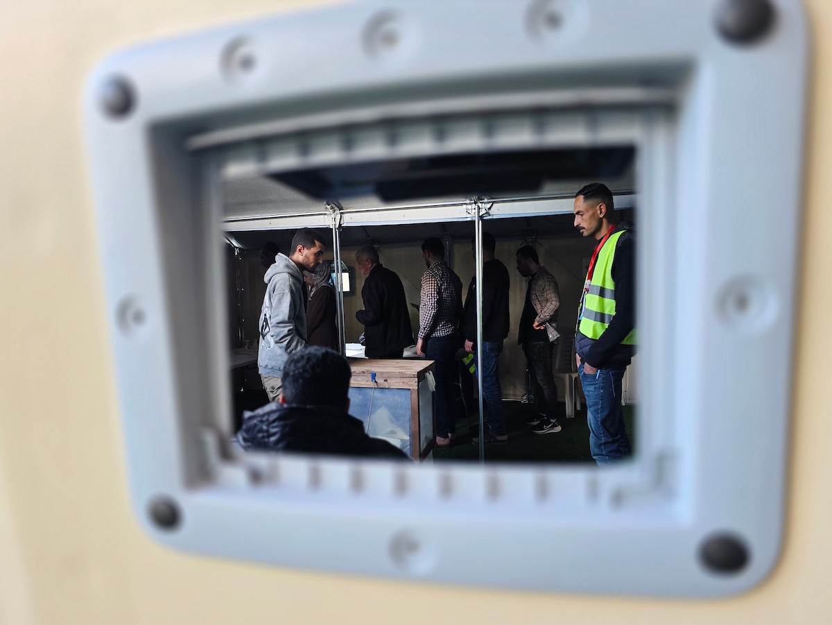 الفلسطينيون يدلون بأصواتهم في مركز اقتراع خلال الانتخابات البلدية في دير البلح، قطاع غزة، في 25 أبريل/نيسان 2026 بعد أكثر من 20 عاما، (صورة: طارق محمد)