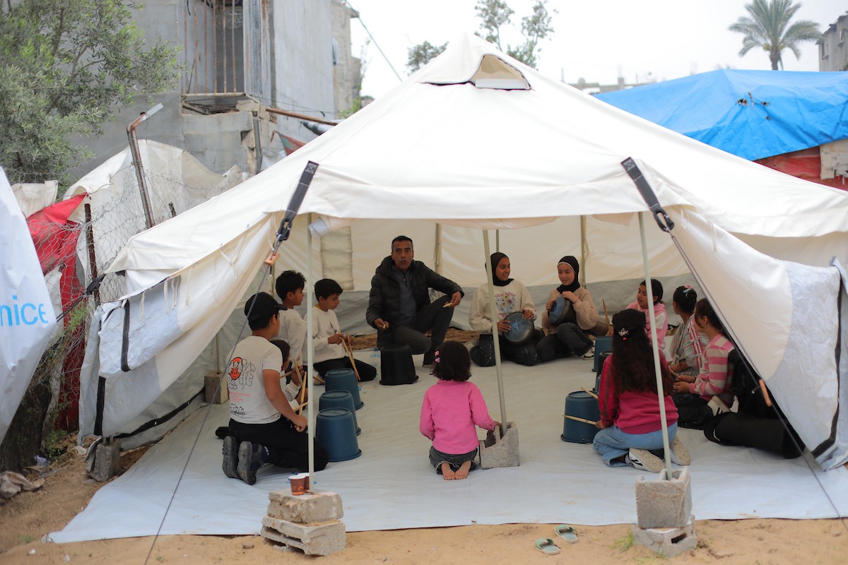 يشارك أطفال فلسطينيون في أنشطة ترفيهية ودعم نفسي اجتماعي في مخيم الزهور للنازحين في مخيم النصيرات للاجئين وسط قطاع غزة. 26 أبريل/نيسان 2026، (تصوير: حسن الجديدي)