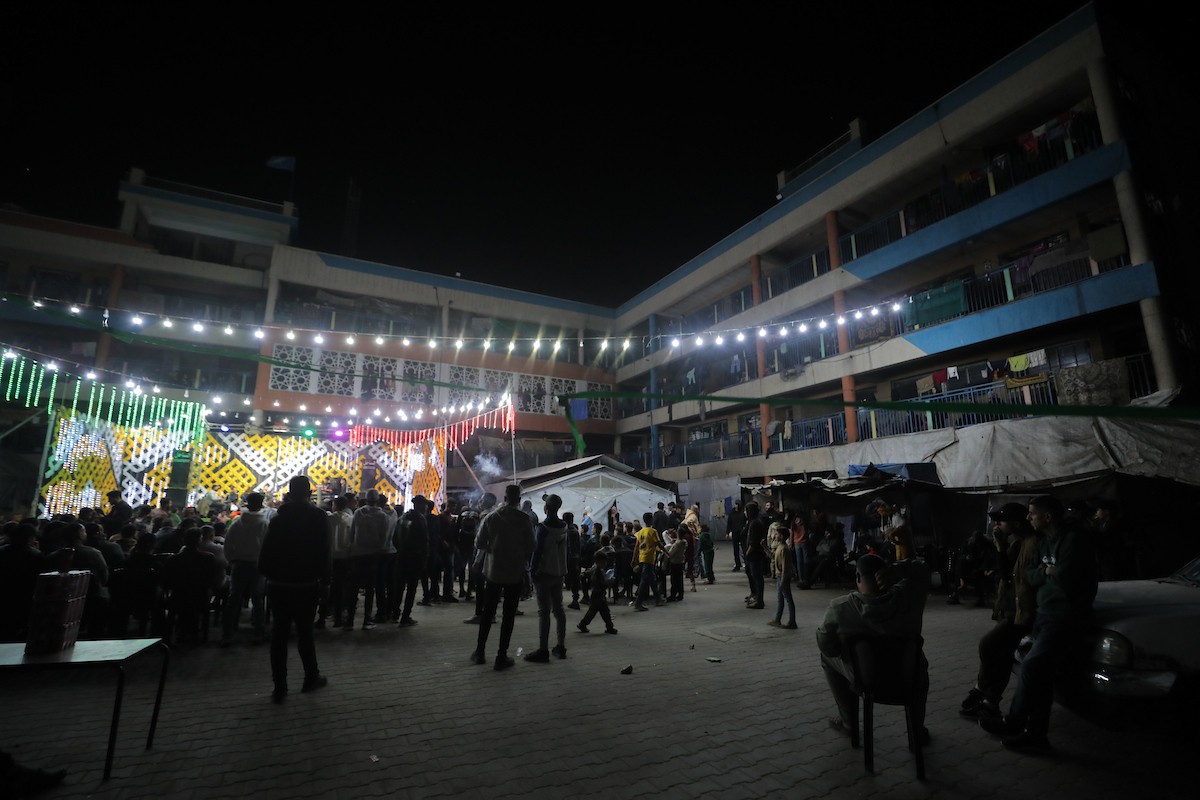 فلسطينيون نازحون يشاركون في حفل زفاف الشاب ماهر حمدية داخل مدرسة حُوّلت إلى مأوى في مخيم النصيرات، وسط قطاع غزة، 26 أبريل/نيسان 2026. (تصوير: حسن الجديدي)