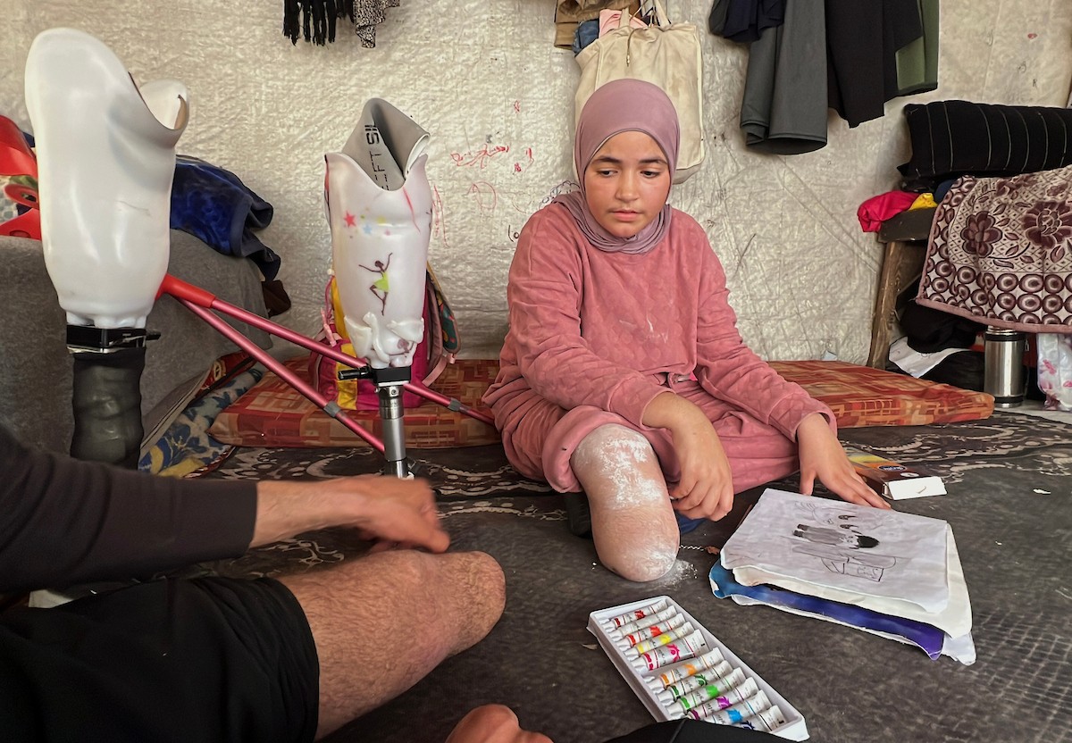 منة وائل عاشور (12 عاماً) وشقيقها فايز (24 عاماً) يعيشان في خيمة نزوح بمدينة دير البلح وسط قطاع غزة، بعد أن فقدا أطرافهما جراء هجوم إسرائيلي قبل نحو تسعة أشهر، 16 أبريل/نيسان 2026. صورة: يوسف أبو طفة