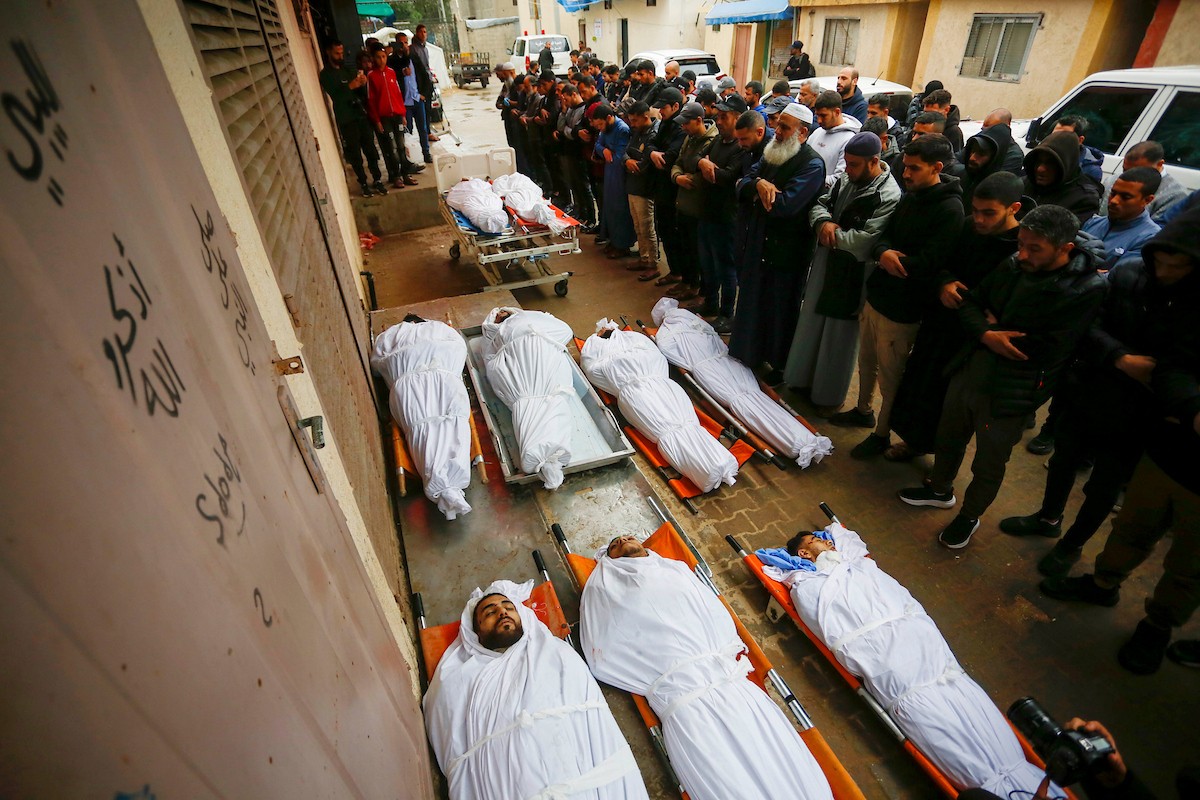 في السابع من أبريل/نيسان 2026، أقارب الضحايا يلقون نظرة أخيرة على جثامين فلسطينيين سقطوا في غارة جوية إسرائيلية شرق مخيم المغازي للاجئين، داخل مستشفى شهداء الأقصى في دير البلح بوسط قطاع غزة.  (صورة: أحمد إبراهيم)