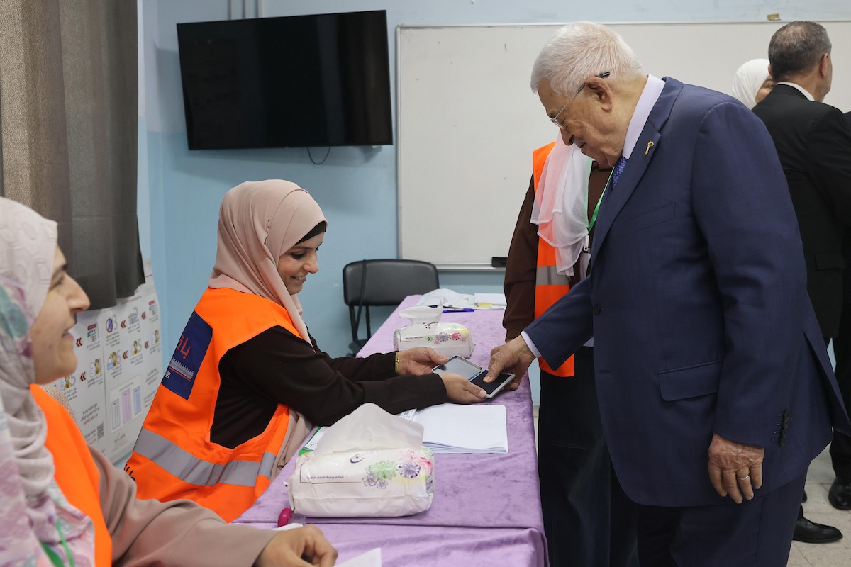 الرئيس الفلسطيني محمود عباس (أبومازن) يدلي بصوته خلال الانتخابات البلدية في رام الله بالضفة الغربية، في 25 أبريل/نيسان 2026. وتُعدّ هذه الانتخابات الأولى التي تُجرى في دير البلح وسط قطاع غزة منذ عشرين عاماً، والأولى في الضفة الغربية منذ اندلاع الحرب. (صورة: ثائر غنايم)