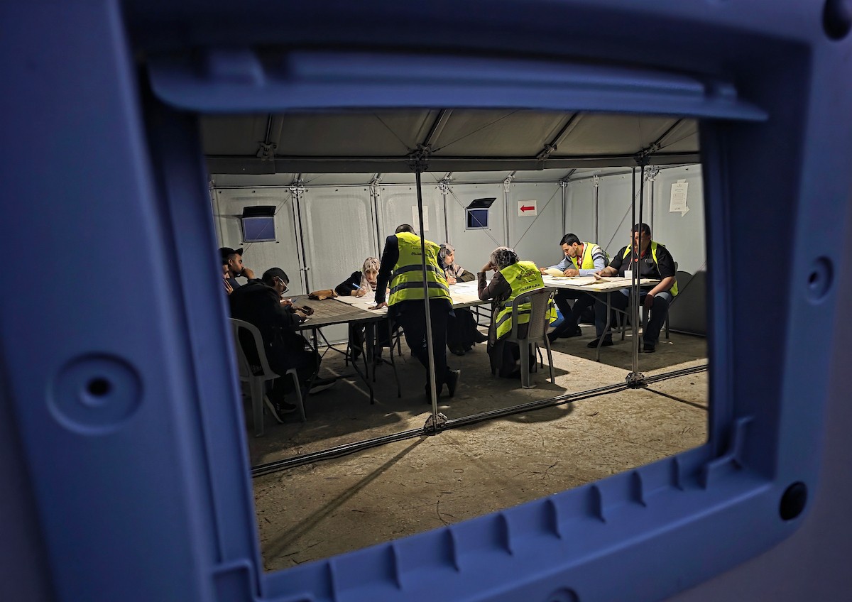 لجنة الانتخابات تُجري فرز قوائم المرشحين في الانتخابات المحلية الأولى في دير البلح وسط قطاع غزة منذ أكثر من عقدين، والأولى في الضفة الغربية منذ بدء حرب السابع من أكتوبر/ تشرين الأول 2023، 25 أبريل/نيسان 2026. (صورة: طارق محمد)