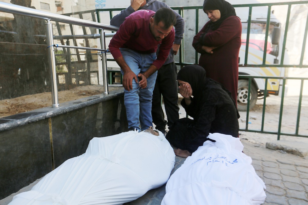 ودّع فلسطينيون جثامين 5 مواطنين بينهم 3 أطفال في مستشفى الشفاء بمدينة غزة، وكانوا قد سقطوا ليلة أمس في غارة إسرائيلية بمنطقة بيت لاهيا شمال قطاع غزة. 23 أبريل/نيسان 2026. صورة: بلال أسامة