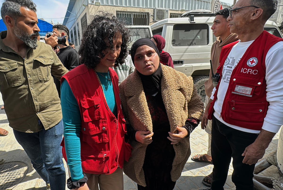 وصل اثنا عشر أسيرًا فلسطينيًا، بينهم امرأة، كانوا قد أُفرج عنهم من سجون الاحتلال الإسرائيلي، إلى مستشفى شهداء الأقصى في دير البلح، وسط قطاع غزة، في 15 أبريل/نيسان 2026، (صورة: أحمد إبراهيم)