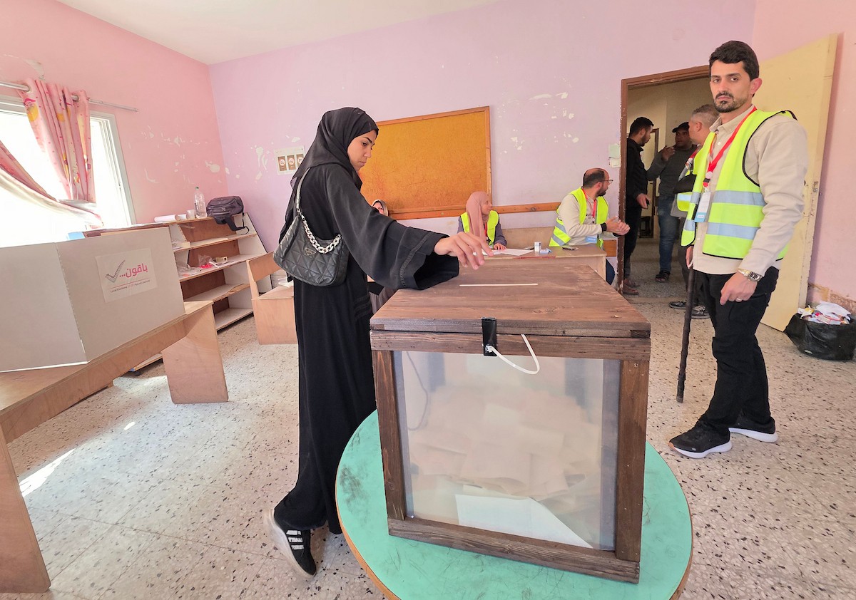 الفلسطينيون يدلون بأصواتهم في مركز اقتراع خلال الانتخابات البلدية في دير البلح، قطاع غزة، في 25 أبريل/نيسان 2026 بعد أكثر من 20 عاما، (صورة: طارق محمد)