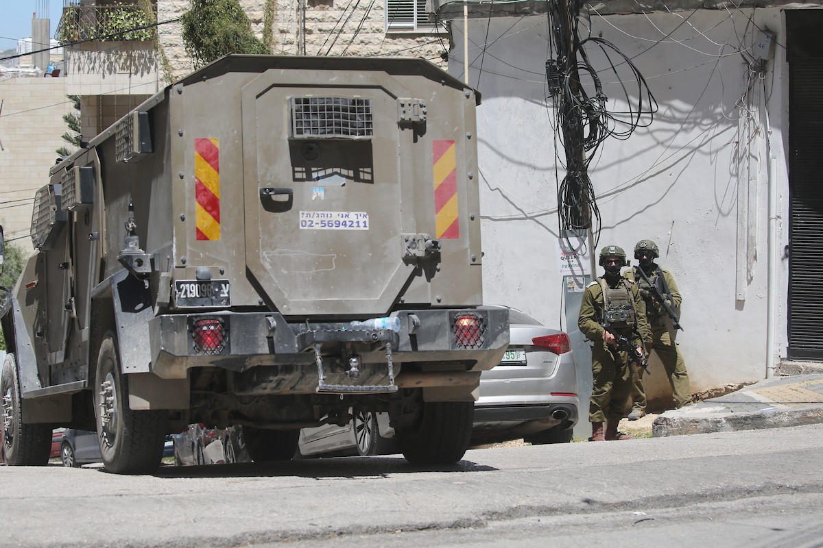 جنود إسرائيليون يقفون في أحد شوارع مدينة نابلس شمال الضفة الغربية، في 23 أبريل/نيسان 2026، خلال غارة للجيش الإسرائيلي. (صورة: محمد ناصر)