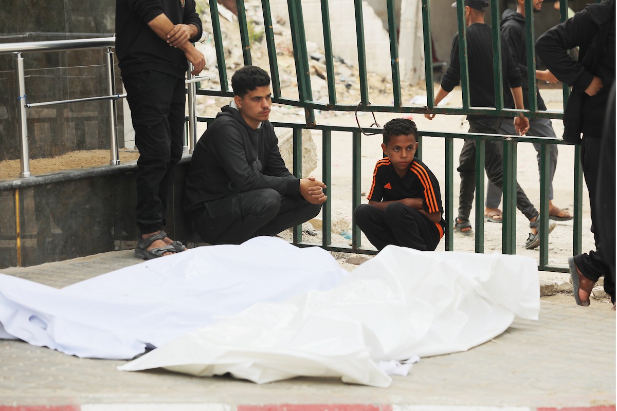 فلسطينيون ينوحون على جثامين مدنيين سقطوا في غارة إسرائيلية شمال قطاع غزة، خلال جنازة أقيمت في مستشفى الشفاء بمدينة غزة، في 26 أبريل/نيسان 2026. صورة: بلال أسامة