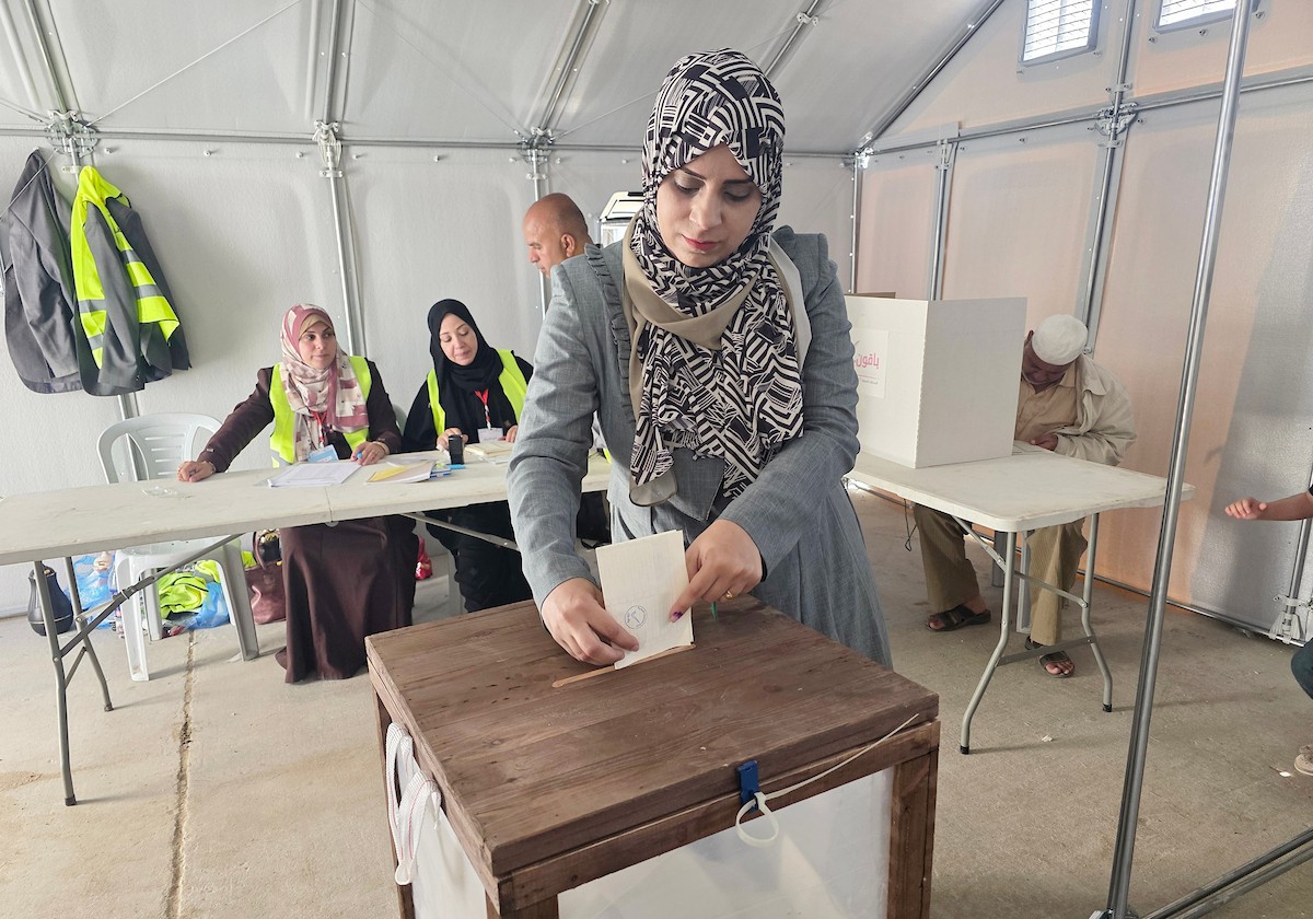 الفلسطينيون يدلون بأصواتهم في مركز اقتراع خلال الانتخابات البلدية في دير البلح، قطاع غزة، في 25 أبريل/نيسان 2026 بعد أكثر من 20 عاما، (صورة: طارق محمد)