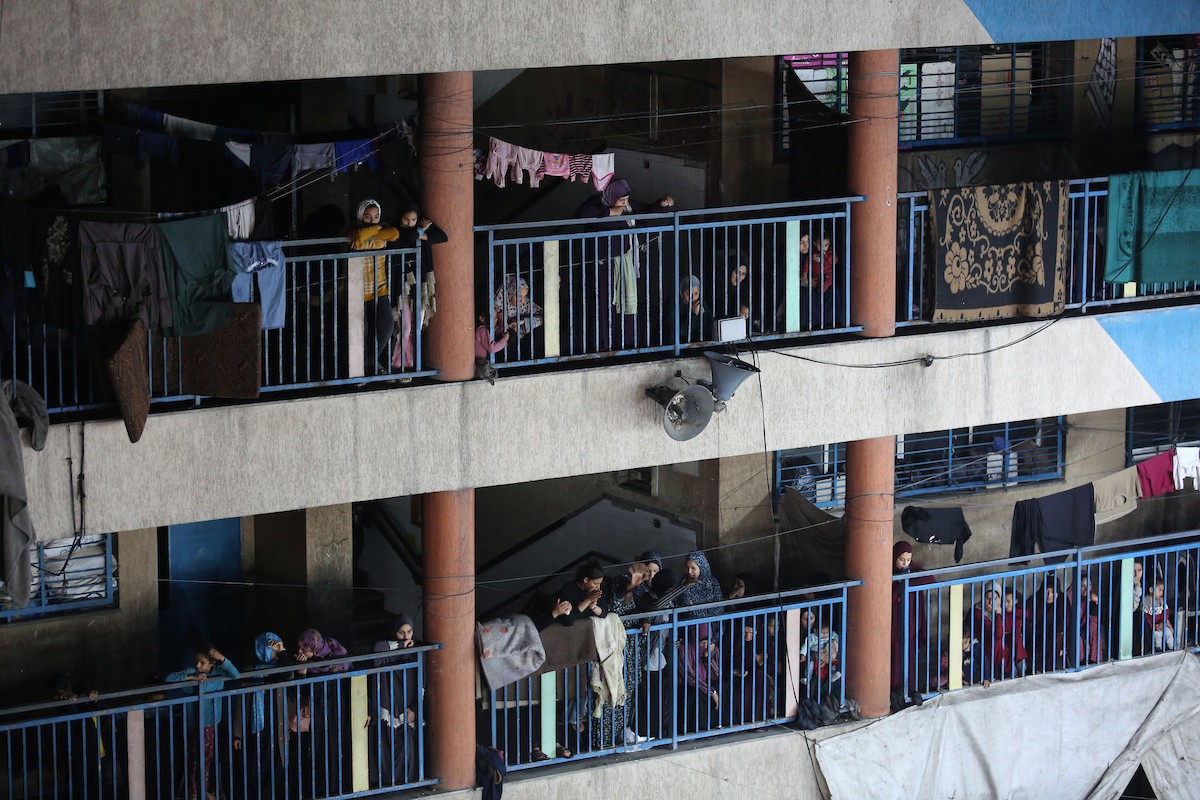 فلسطينيون نازحون يشاركون في حفل زفاف الشاب ماهر حمدية داخل مدرسة حُوّلت إلى مأوى في مخيم النصيرات، وسط قطاع غزة، 26 أبريل/نيسان 2026. (تصوير: حسن الجديدي)