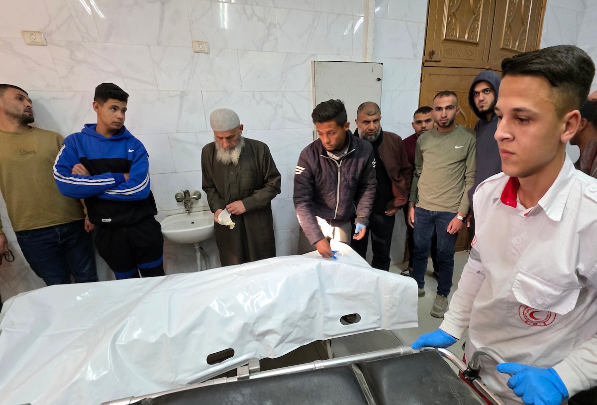 ودّع الفلسطينيون جثمان محمود إبراهيم البريم، الذي استشهد في غارات جوية إسرائيلية بطائرات مسيّرة قرب دوار أبو حامد، شرق خان يونس، جنوب قطاع غزة. 9 أبريل/نيسان 2026. تصوير: طارق محمد