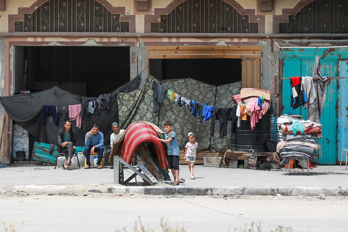 يعيش الفلسطينيون ظروفاً صعبة قرب الخط الأصفر شرق خان يونس، جنوب قطاع غزة، في 27 أبريل/نيسان 2026، حيث يواجهون إطلاق نار متكرر في منطقة تُعتبر خطرة، على طول خط حدودي أعادت القوات الإسرائيلية انتشارها فيه بموجب اتفاق وقف إطلاق النار. (صورة: رمزي أبو عامر)