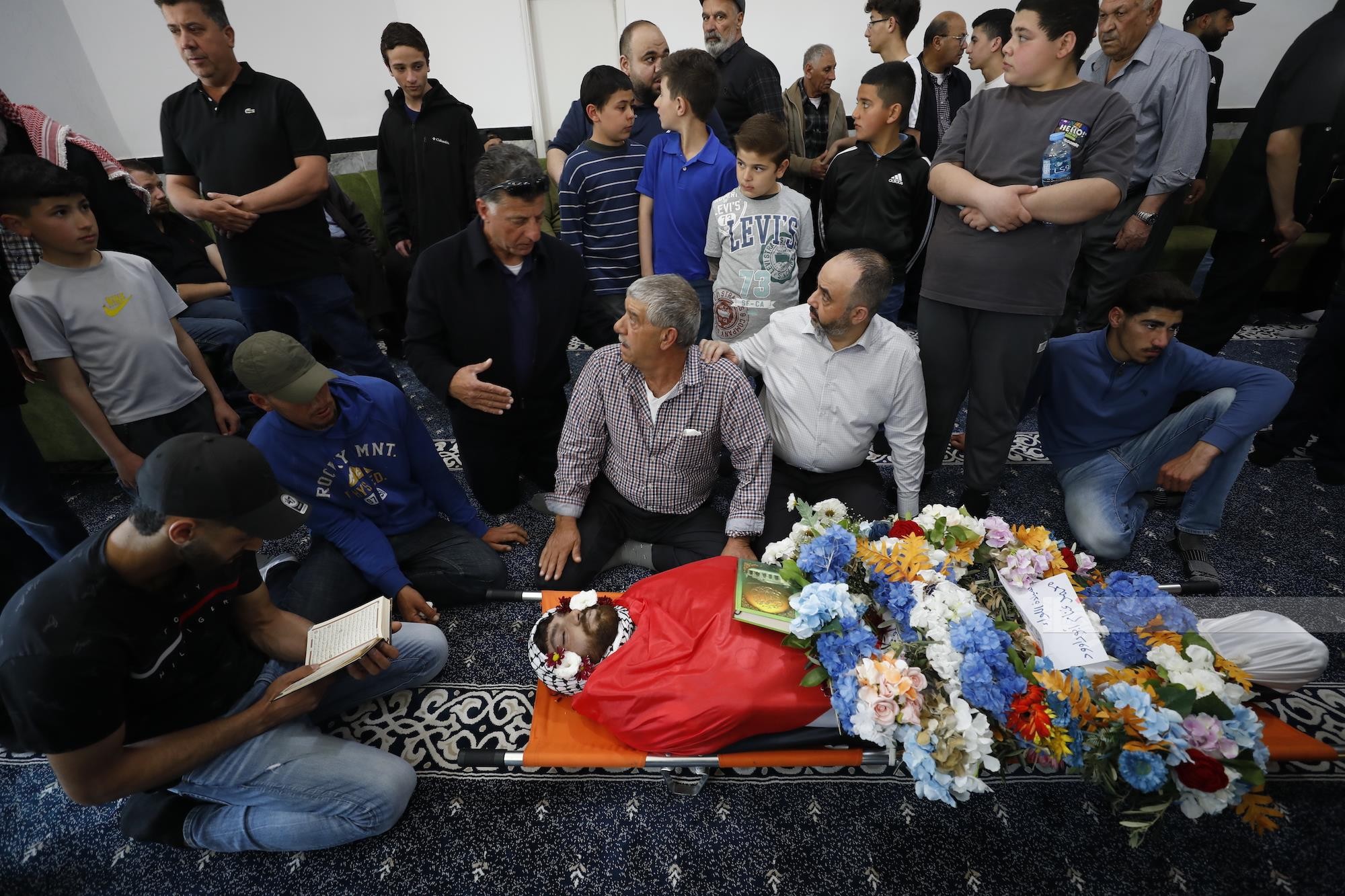 خلال تشييع جثمان الشهيد عودة عواودة إلى مثواه الأخير (عدسة.. حمزة شلش).jpg