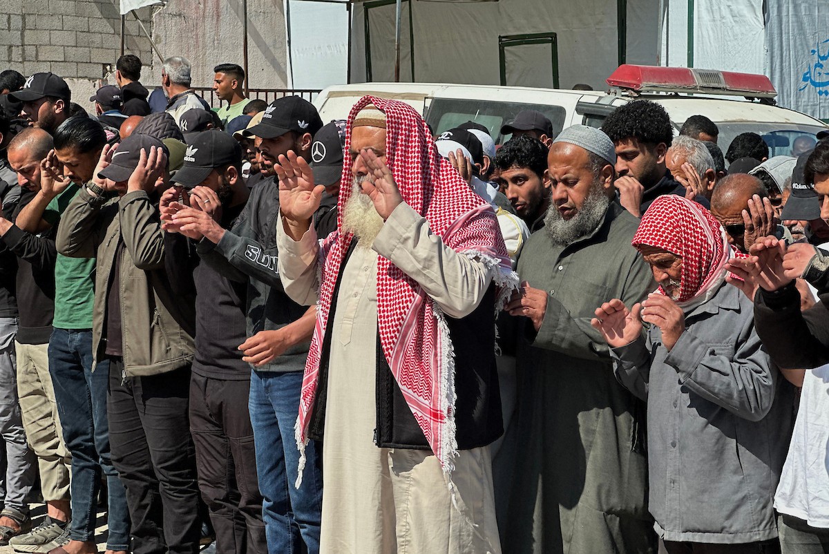 ودّع الفلسطينيون جثمان يحيى أبو شلهوب، الذي استشهد فجر اليوم في غارة جوية إسرائيلية على منطقة المسلخ جنوب خان يونس في جنوب قطاع غزة. 23 أبريل/نيسان 2026. صورة: طارق محمد