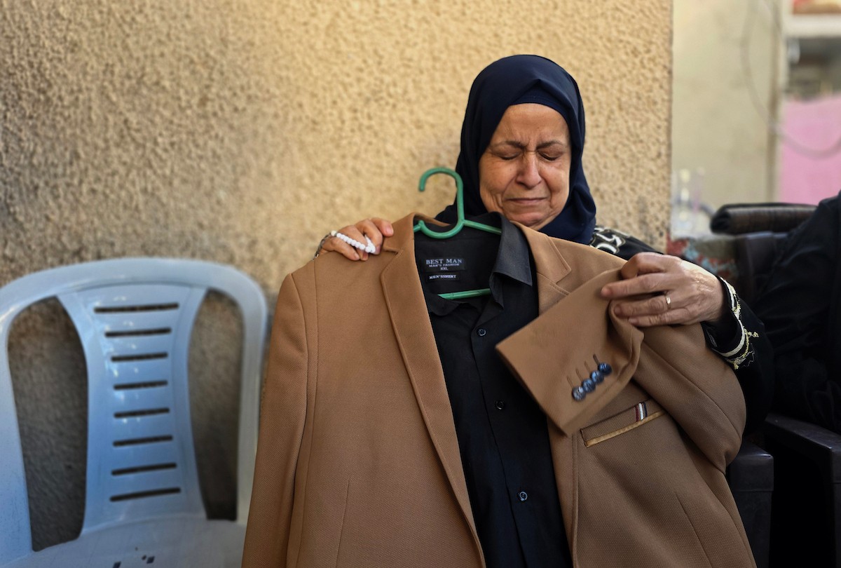 تعيش عائلة الفلسطيني درويش العتال في خان يونس جنوب قطاع غزة حالة من الحزن العميق، بعدما فقدت ابنها إثر غارة جوية إسرائيلية قبل يومين فقط من موعد زفافه، 23 أبريل/نيسان 2026. تصوير: طارق محمد