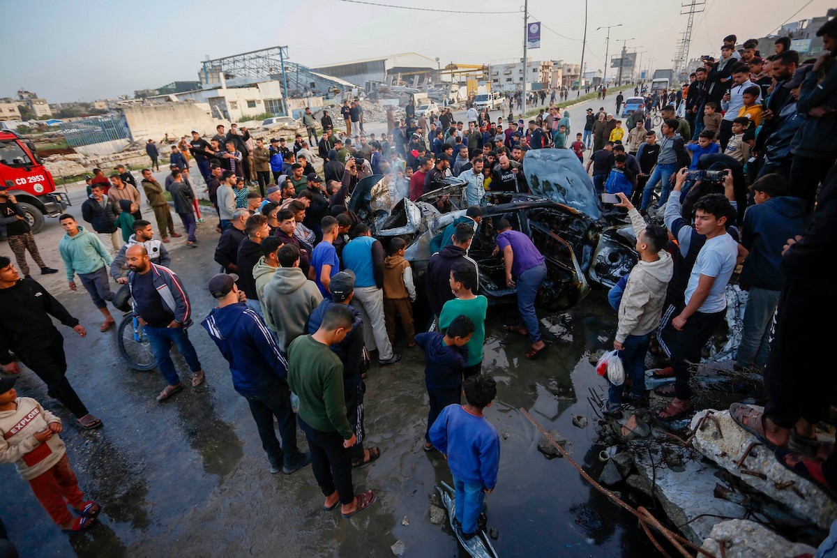 يتفقد فلسطينيون آثار غارة جوية إسرائيلية استهدفت مركبة في شارع صلاح الدين قرب مدخل مخيم المغازي للاجئين وسط قطاع غزة، في 4 أبريل/نيسان 2026.  (صورة: أحمد إبراهيم)