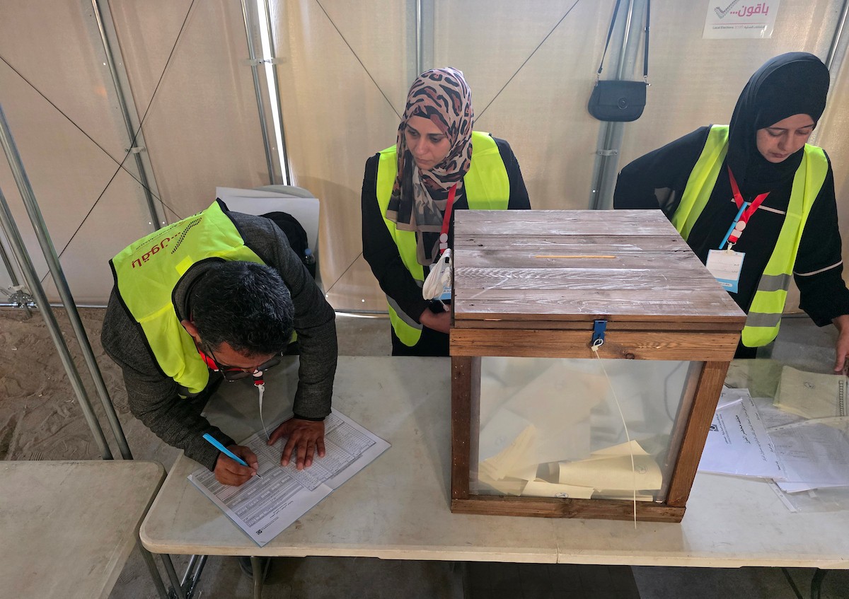 لجنة الانتخابات تُجري فرز قوائم المرشحين في الانتخابات المحلية الأولى في دير البلح وسط قطاع غزة منذ أكثر من عقدين، والأولى في الضفة الغربية منذ بدء حرب السابع من أكتوبر/ تشرين الأول 2023، 25 أبريل/نيسان 2026. (صورة: طارق محمد)