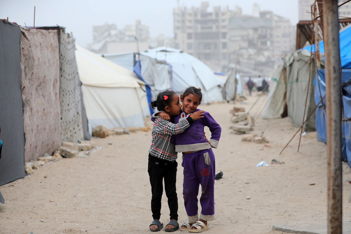 يقضي أطفال فلسطينيون أوقاتهم على شاطئ  غزة، باحثين عن ملاذ من حرارة الشمس وضغوط الحياة اليومية، في ظلّ الظروف الإنسانية المتردية التي يواجهها سكان القطاع جراء الحرب الدائرة، 17 أبريل/نيسان 2026. تصوير: بلال أسامة