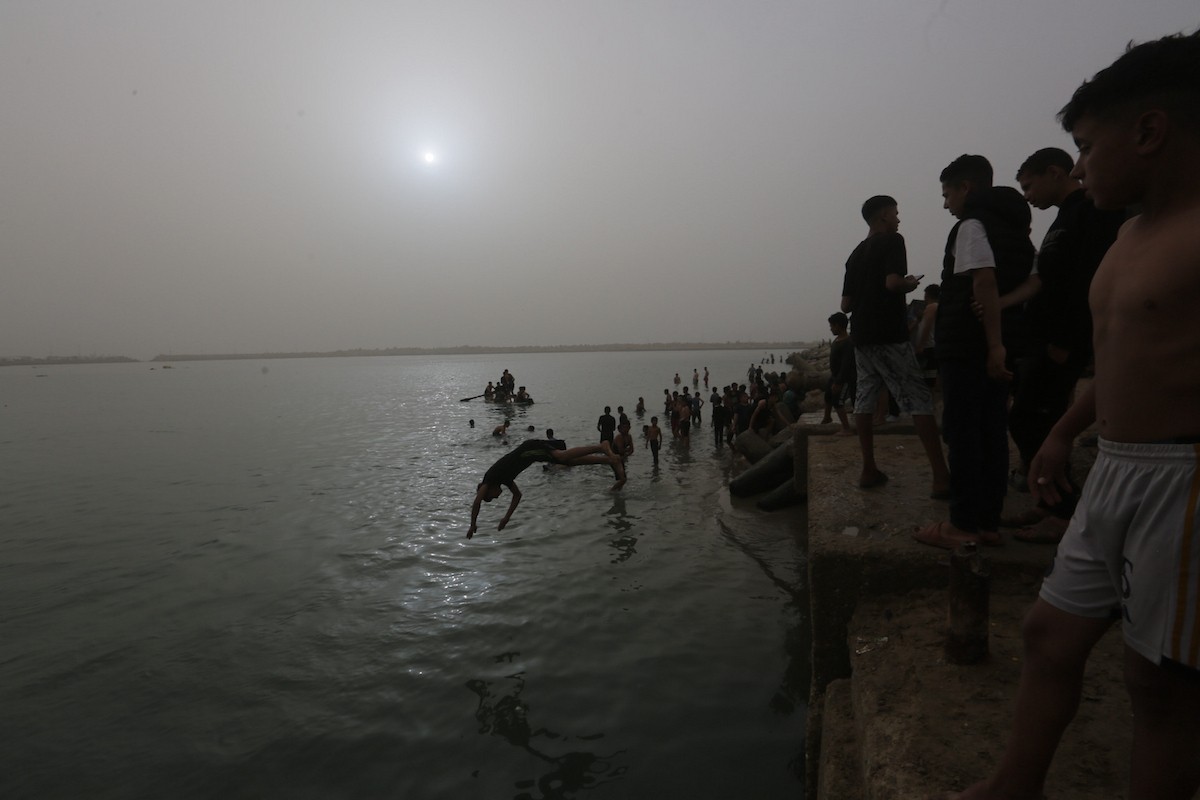 يقضي أطفال فلسطينيون أوقاتهم على شاطئ  غزة، باحثين عن ملاذ من حرارة الشمس وضغوط الحياة اليومية، في ظلّ الظروف الإنسانية المتردية التي يواجهها سكان القطاع جراء الحرب الدائرة، 17 أبريل/نيسان 2026. تصوير: بلال أسامة