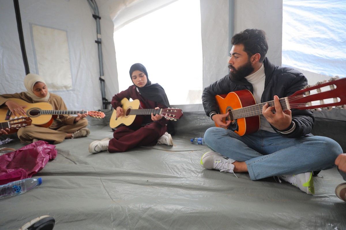 يشارك أطفال فلسطينيون في أنشطة ترفيهية ودعم نفسي اجتماعي في مخيم الزهور للنازحين في مخيم النصيرات للاجئين وسط قطاع غزة. 26 أبريل/نيسان 2026، (تصوير: حسن الجديدي)