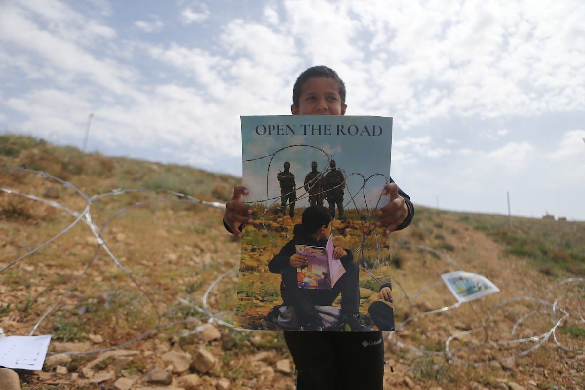 يواصل الطلاب الفلسطينيون اعتصامهم ودراستهم على جانب طريق أغلقه المستوطنون والقوات الإسرائيلية، في قرية أم الخير بمسافر يطا، قضاء الخليل جنوب الضفة الغربية. 26 أبريل/نيسان 2026،(صورة: مأمون وزواز)