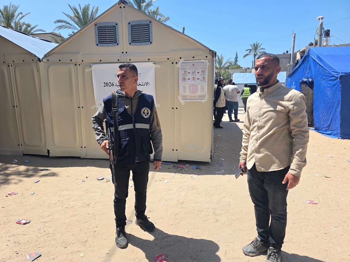 قوات من الشرطة الفلسطينية وعناصر الأمن الخاص تشارك في تأمين الانتخابات البلدية في دير البلح، وسط قطاع غزة، في 25 أبريل/نيسان 2026. وتُعدّ هذه الانتخابات الأولى التي تُجرى في غزة منذ أكثر من 20 عاماً، والأولى في الضفة الغربية منذ اندلاع الحرب. (صورة: طارق محمد)