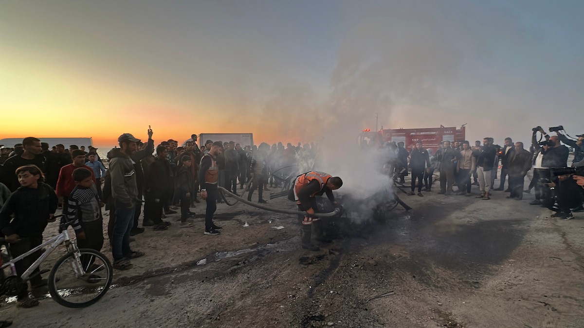 مركبة الزميل الصحفي الشهيد محمد وشاح، مراسل قناة الجزيرة مباشر بعد ان استهدفتها طائرة مسيّرة إسرائيلية غرب مدينة غزة  8 أبريل/نيسان 2026، (صورة: هادي داود )