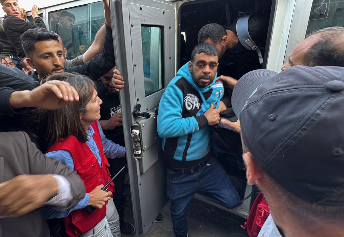 نُقل 24 أسيرًا فلسطينيًا أفرجت عنهم القوات الإسرائيلية إلى مستشفى شهداء الأقصى في دير البلح، وسط قطاع غزة، من قبل اللجنة الدولية للصليب الأحمر في 19 أبريل/نيسان 2026. (صورة: أحمد إبراهيم)