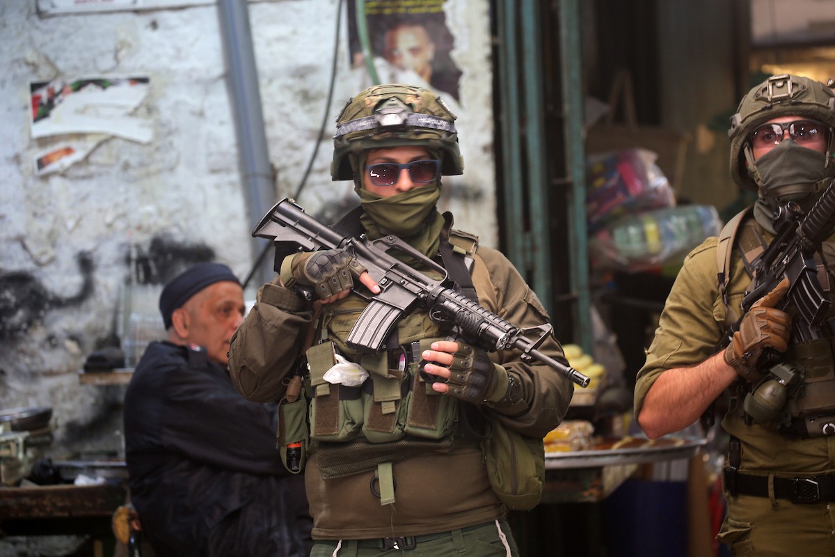 القوات الإسرائيلية تقتحم البلدة القديمة في نابلس، شمال الضفة الغربية، 27 أبريل/نيسان 2026 (صورة من محمد ناصر)