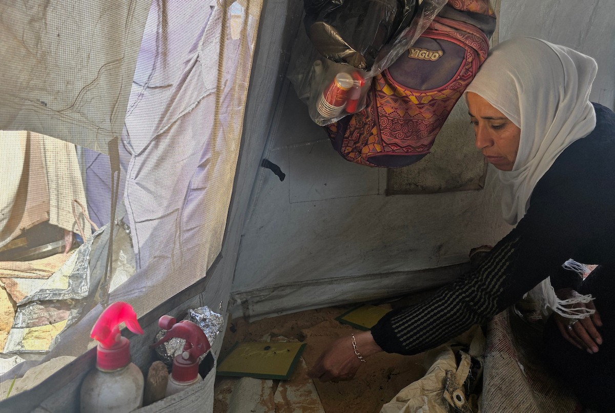 قبل أيام من موعد زفافها، فوجئت الشابة الفلسطينية أماني أبو سلمى بتلف جهازها بالكامل، بعد أن دمرت القوارض مقتنياتها داخل خيمتها في أحد مخيمات النزوح بمدينة خان يونس جنوب قطاع غزة.19 أبريل/نيسان 2026، (تصوير: طارق محمد )