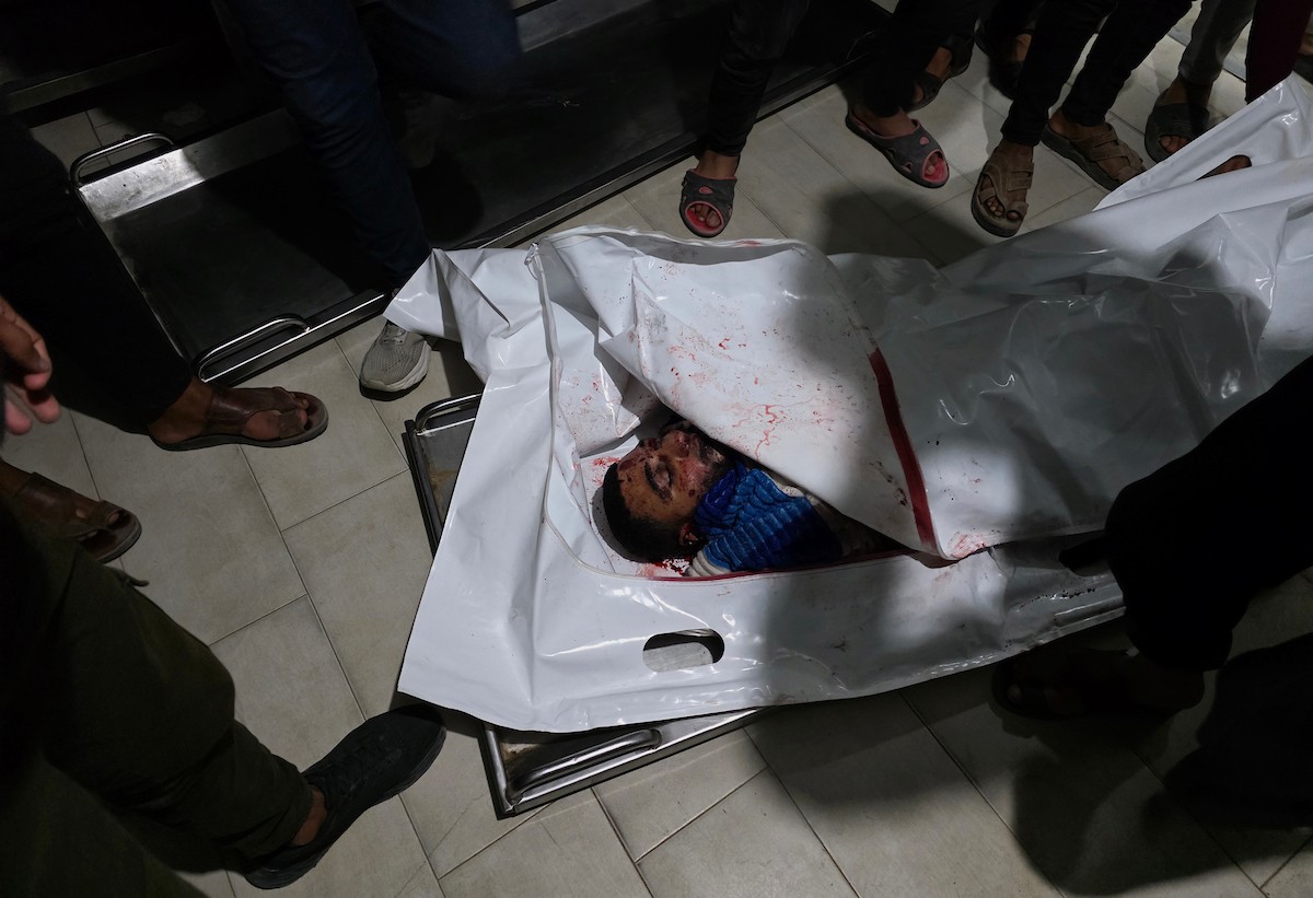 ودّع الفلسطينيون جثمان محمود إبراهيم البريم، الذي استشهد في غارات جوية إسرائيلية بطائرات مسيّرة قرب دوار أبو حامد، شرق خان يونس، جنوب قطاع غزة. 9 أبريل/نيسان 2026. تصوير: طارق محمد