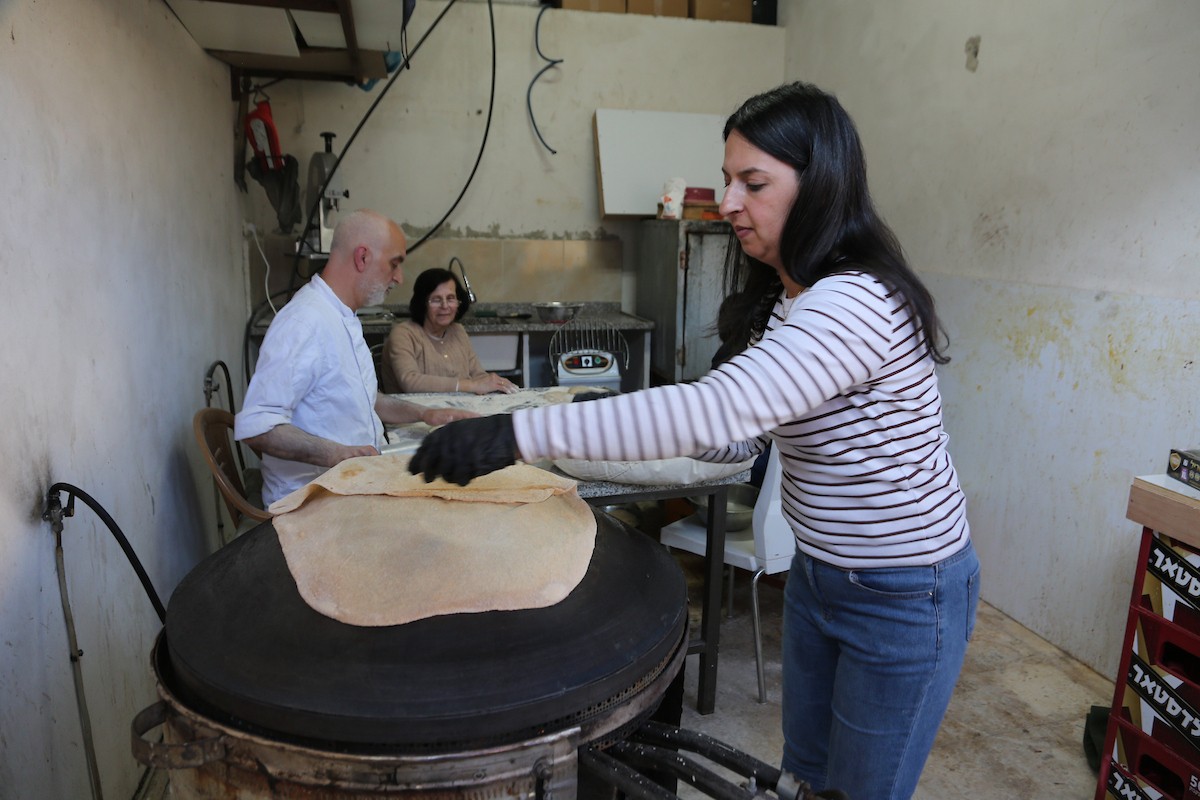 في 29 أبريل/نيسان 2026، عائلات سامرية تُعد خبز طري لطقوس ذبح الأضاحي في عيد الفصح على جبل جرزيم، المطل على مدينة نابلس في الضفة الغربية. ويعيش نحو 700 سامري بين مدينة نابلس في الضفة الغربية ومدينة حولون جنوب تل أبيب. (صورة: محمد ناصر)