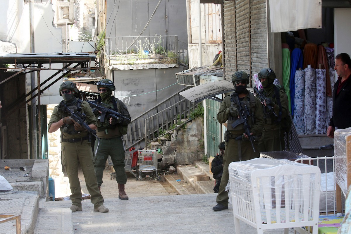 القوات الإسرائيلية تقتحم البلدة القديمة في نابلس، شمال الضفة الغربية، 27 أبريل/نيسان 2026 (صورة من محمد ناصر)