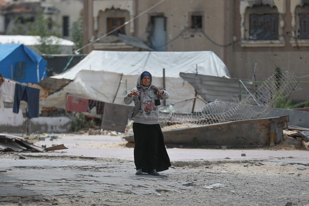 يعيش الفلسطينيون ظروفاً صعبة قرب الخط الأصفر شرق خان يونس، جنوب قطاع غزة، في 27 أبريل/نيسان 2026، حيث يواجهون إطلاق نار متكرر في منطقة تُعتبر خطرة، على طول خط حدودي أعادت القوات الإسرائيلية انتشارها فيه بموجب اتفاق وقف إطلاق النار. (صورة: رمزي أبو عامر)