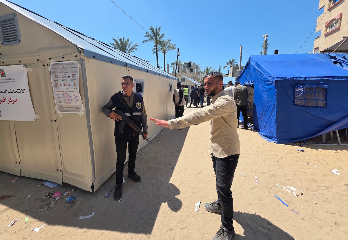 قوات من الشرطة الفلسطينية وعناصر الأمن الخاص تشارك في تأمين الانتخابات البلدية في دير البلح، وسط قطاع غزة، في 25 أبريل/نيسان 2026. وتُعدّ هذه الانتخابات الأولى التي تُجرى في غزة منذ أكثر من 20 عاماً، والأولى في الضفة الغربية منذ اندلاع الحرب. (صورة: طارق محمد)